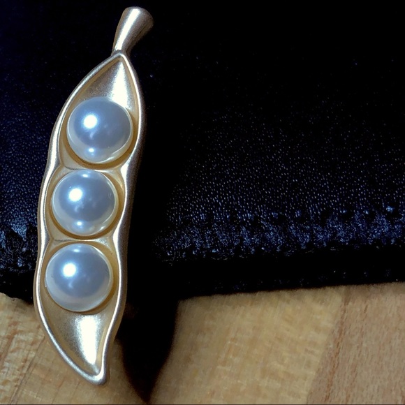 Sold. 🪲PEAS IN A POD BRUSHED GOLDEN BROOCH PIN - Picture 6 of 15